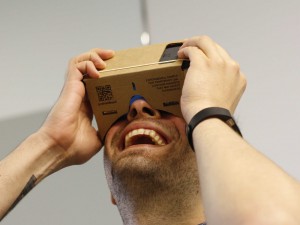 google-figured-out-how-to-turn-any-phone-into-a-virtual-reality-headset-for-next-to-nothing